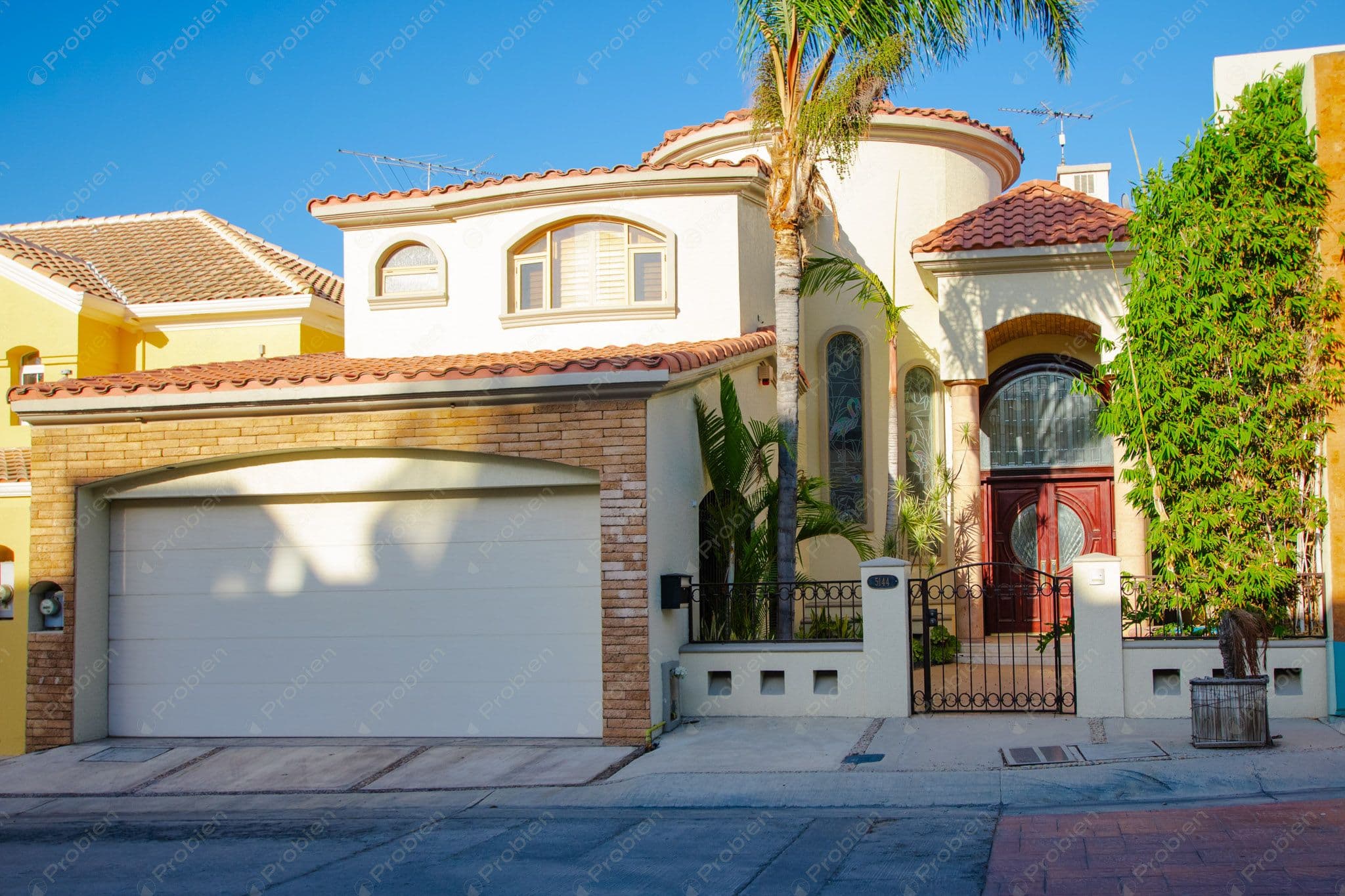 Casa en Venta en Puerta de Hierro – Estilo Californiano en Privada Exclusiva