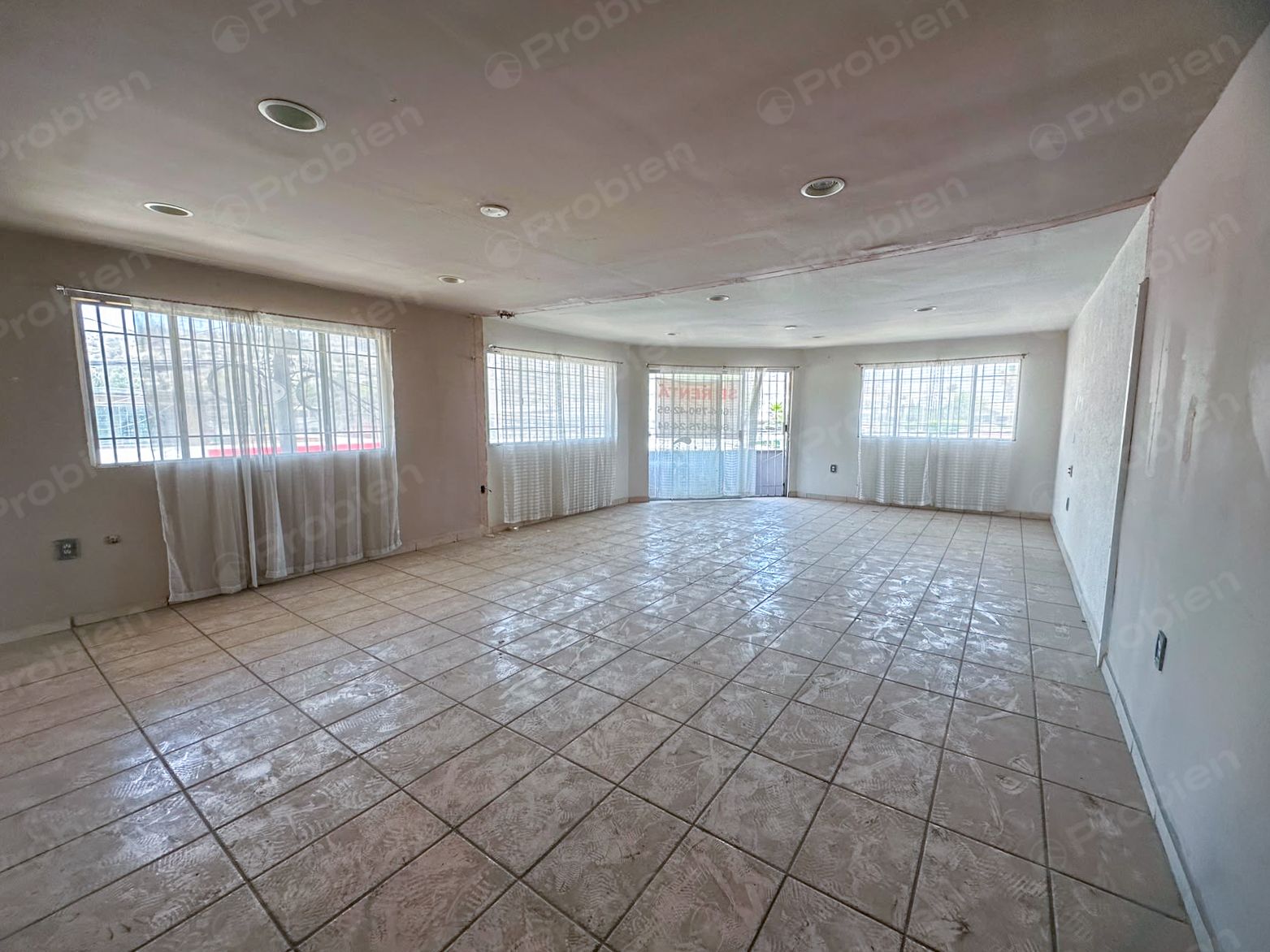 Local Comercial u Oficinas en Renta de 200 m² sobre Avenida Las Américas en Buena Vista