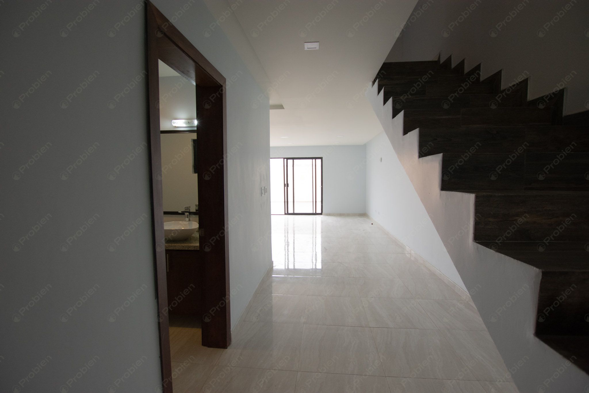 Moderna Casa en Renta en Rosarito – 3 Niveles, Terraza y Amplio Patio - Foto 10 de 22