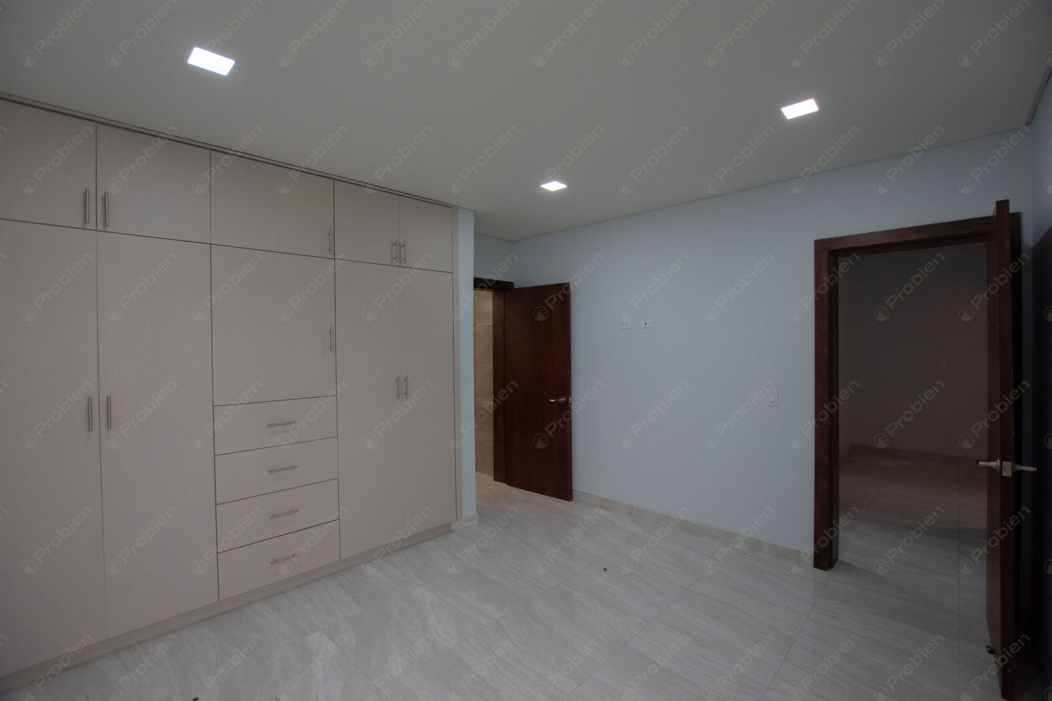 Moderna Casa en Renta en Rosarito – 3 Niveles, Terraza y Amplio Patio - Foto 18 de 22