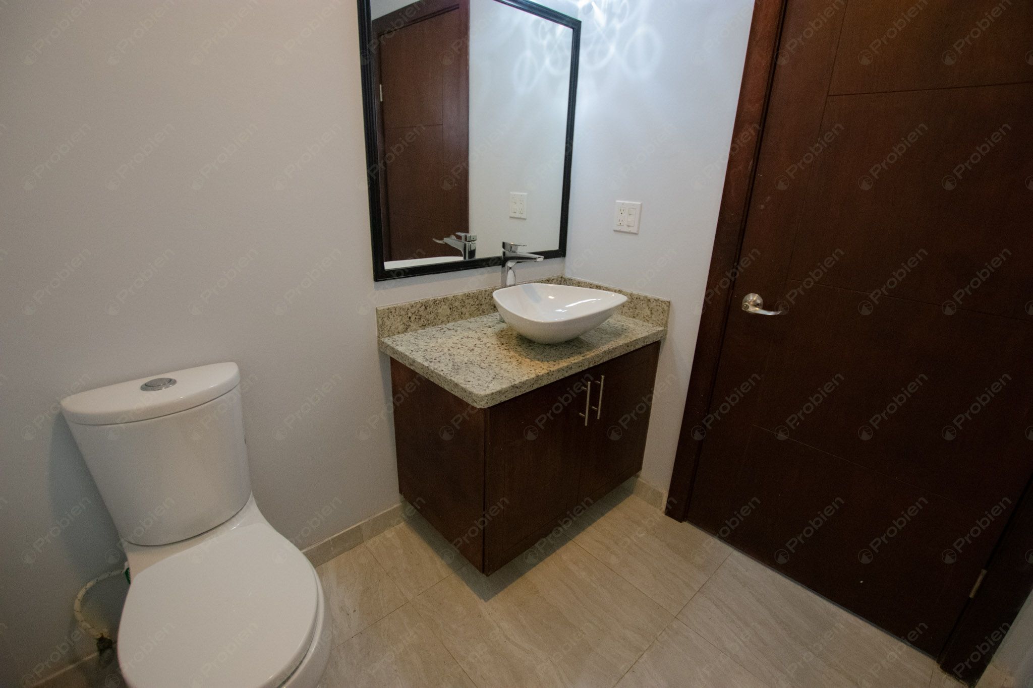 Moderna Casa en Renta en Rosarito – 3 Niveles, Terraza y Amplio Patio - Foto 8 de 22