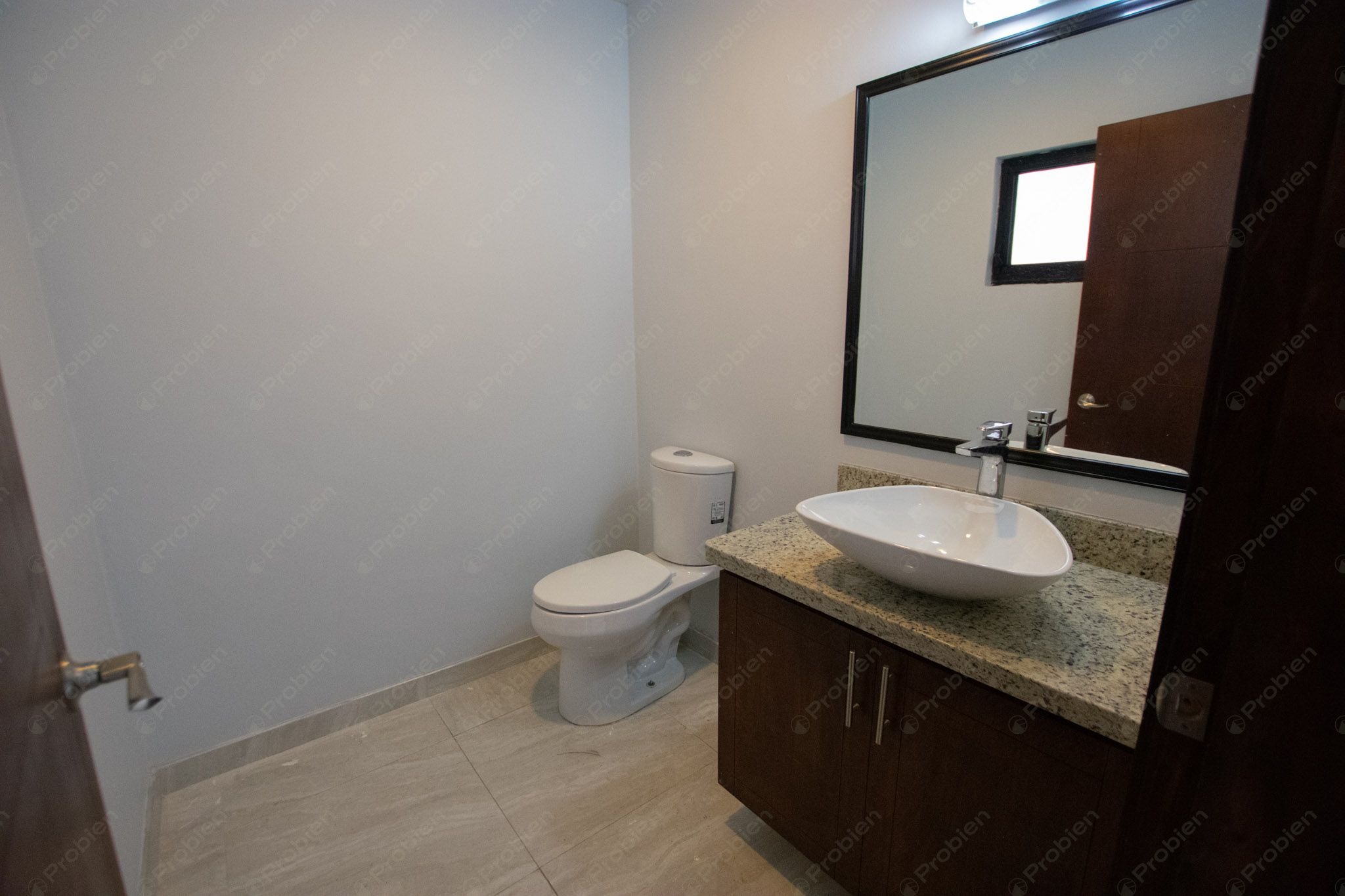 Moderna Casa en Renta en Rosarito – 3 Niveles, Terraza y Amplio Patio - Foto 9 de 22