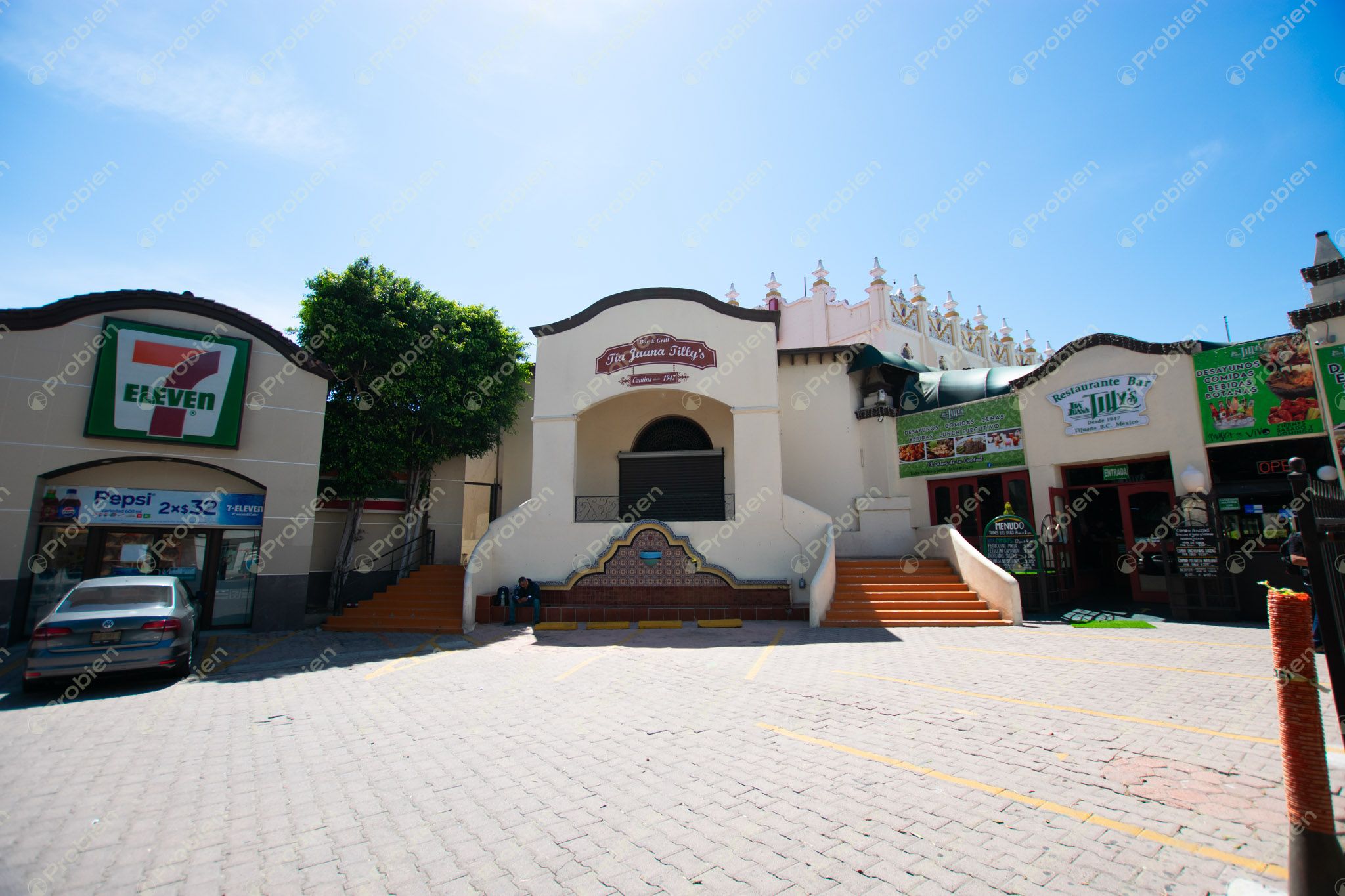 Local Comercial en Renta en El Foro – Zona Centro Tijuana, 980 m² en el Icónico Palacio Jai Alai - Foto 1 de 30