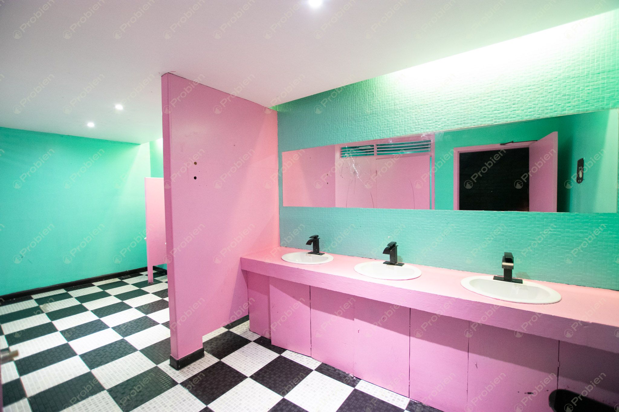 Local Comercial en Renta en El Foro – Zona Centro Tijuana, 980 m² en el Icónico Palacio Jai Alai - Foto 17 de 30