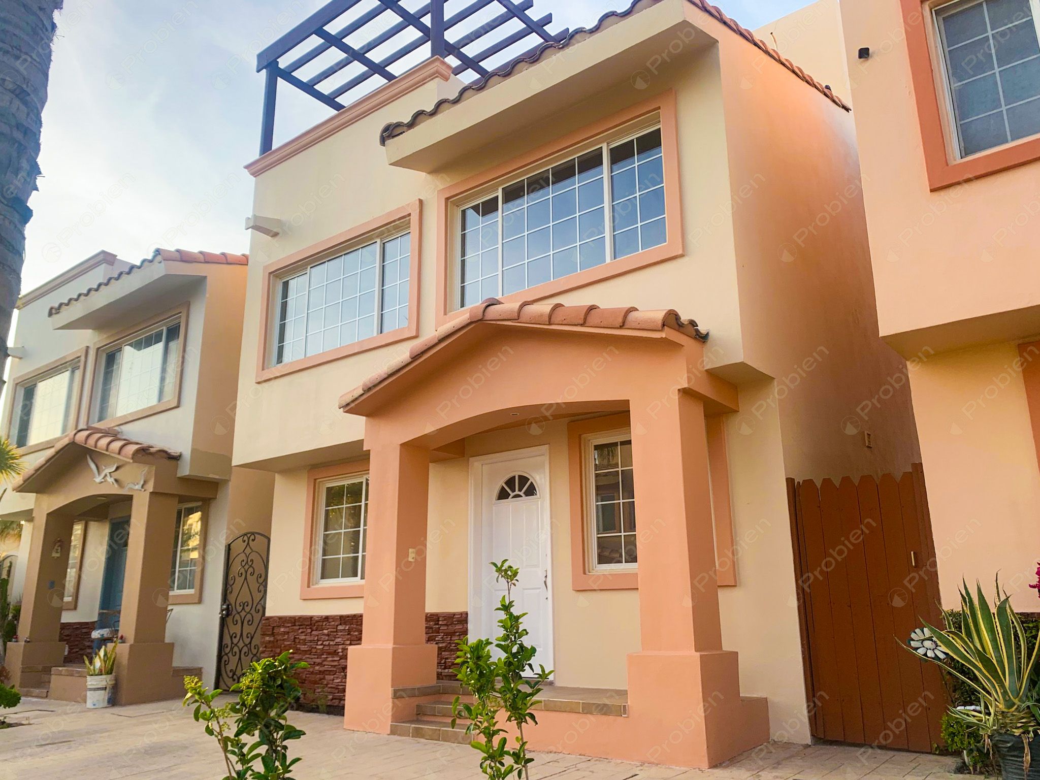 Hermosa Casa en Renta en La Cúspide – Vista al Mar y Terraza con Pérgola - Foto 1 de 19