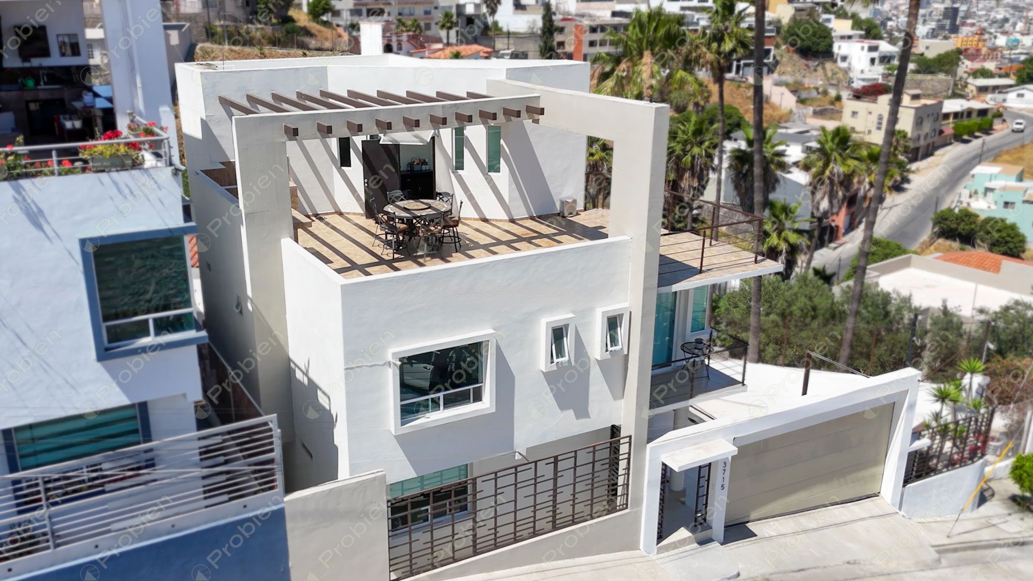 Casa en venta en Cubillas, privada de 3 niveles con terraza y vista a la ciudad