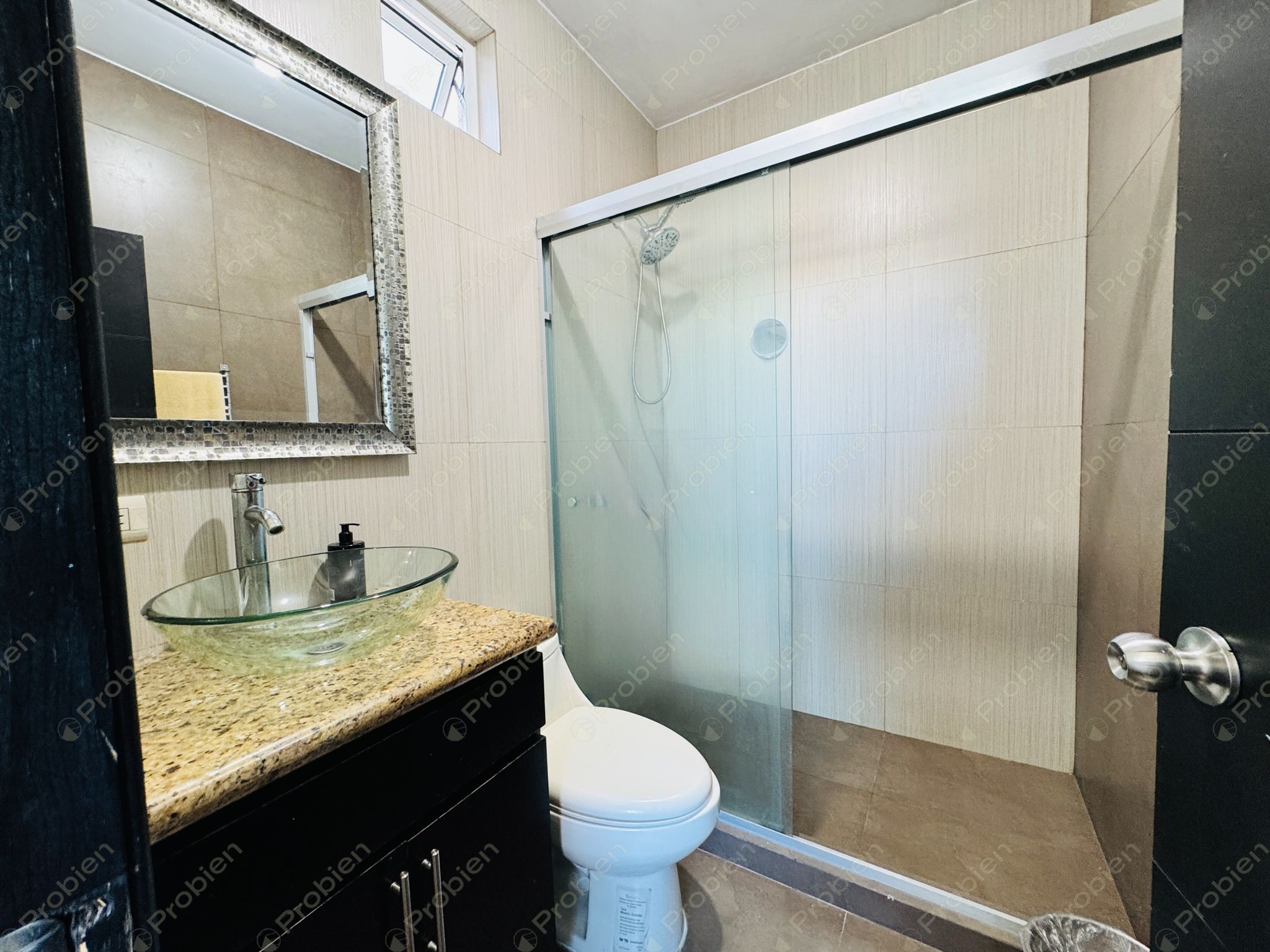 Casa en venta en Cubillas, privada de 3 niveles con terraza y vista a la ciudad - Foto 12 de 19