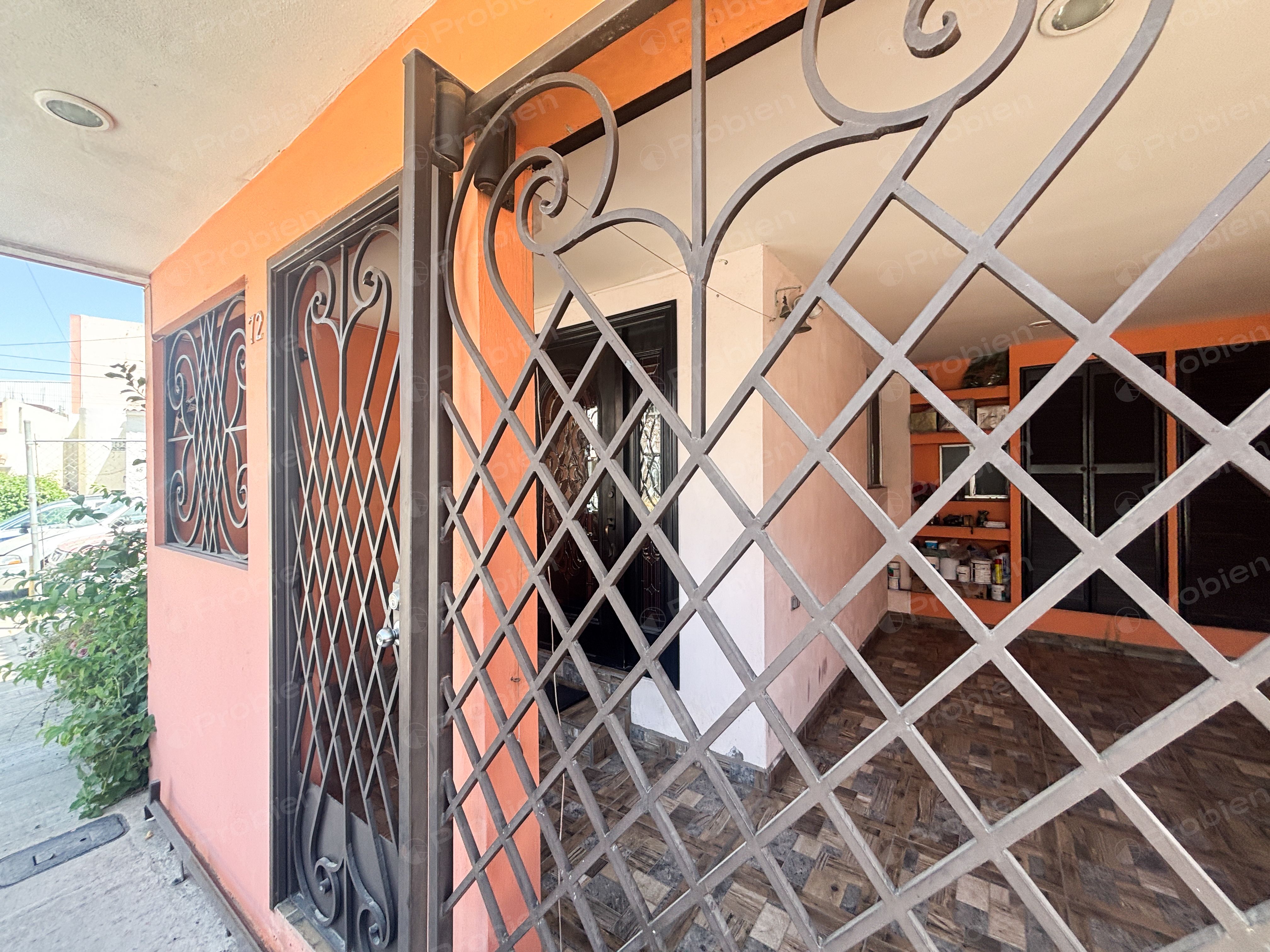 Casa en renta en Privada La Encantada Tijuana con rooftop y 5 recámaras - Foto 2 de 17