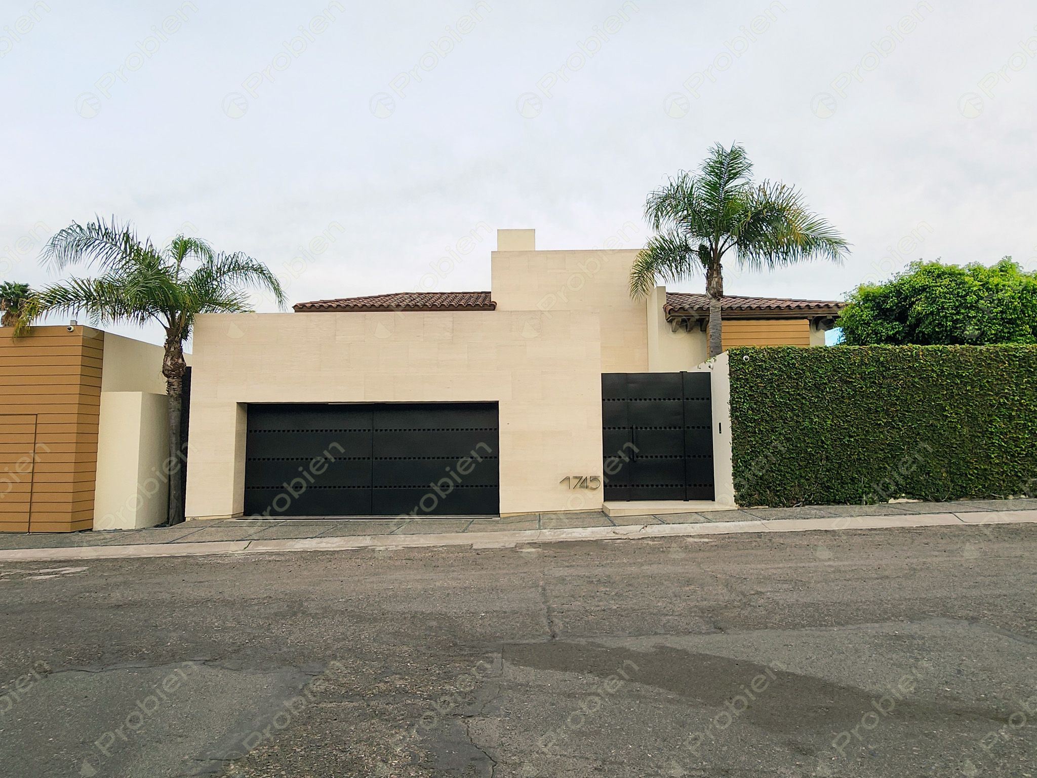 Casa en renta en Lomas de Agua Caliente, residencia de lujo con amplios espacios en Tijuana