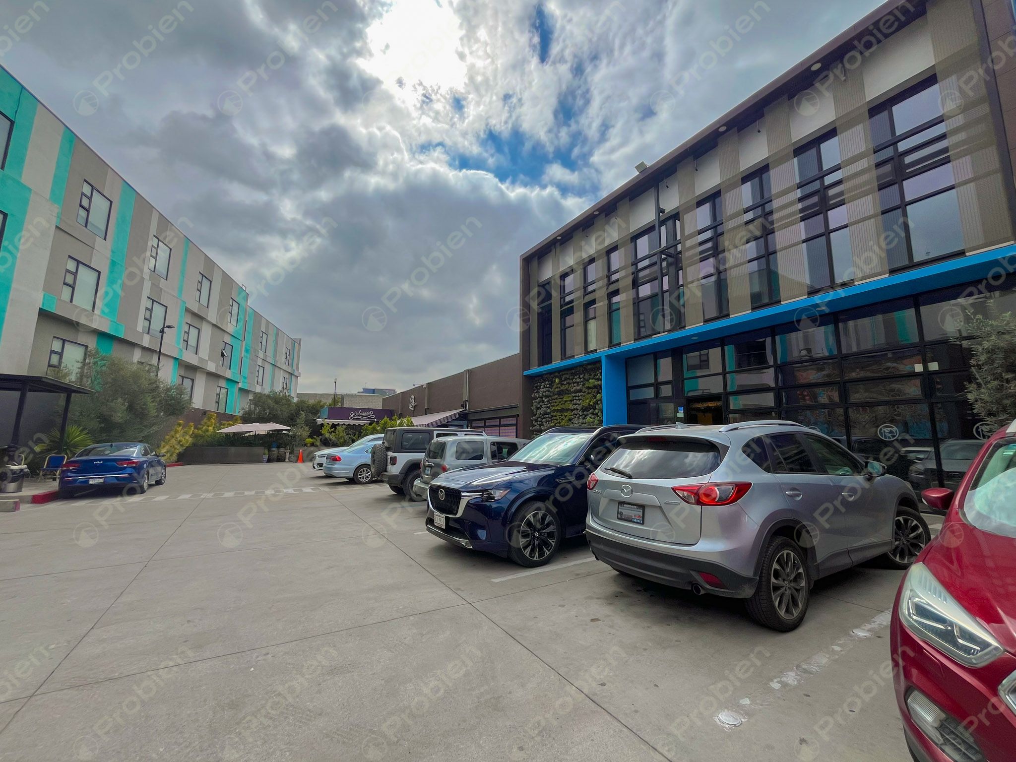 Local comercial de dos niveles en Renta - En Zona Rio - Foto 2 de 14