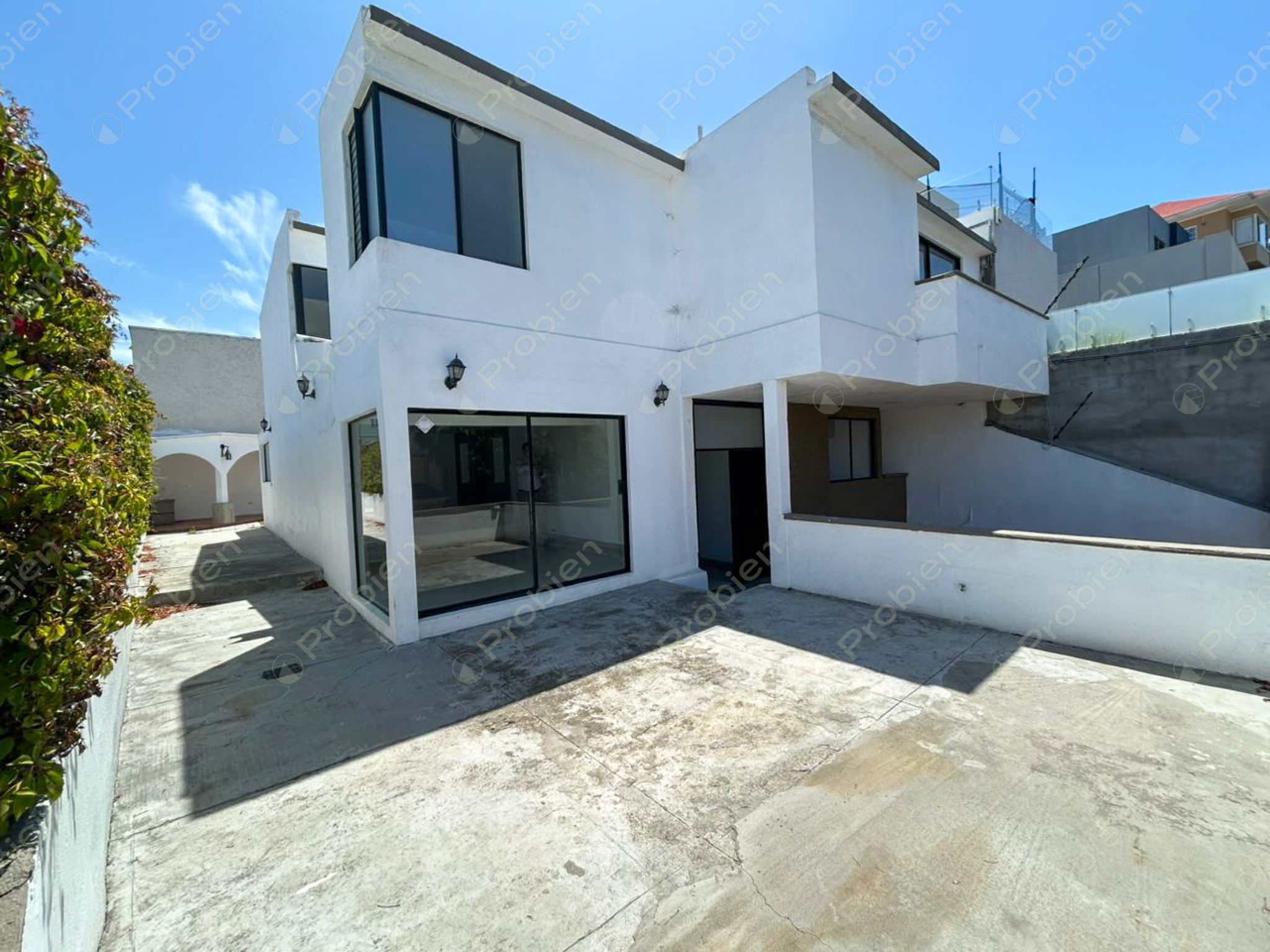 Casa en venta en Colinas de Agua Caliente en Tijuana con amplio terreno y alta plusvalía - Foto 2 de 15