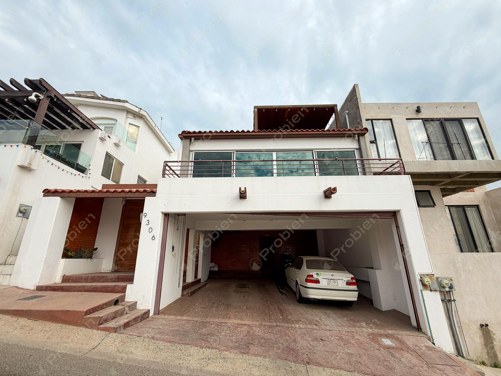 Casa en venta en Real del Mar Sección Brisas, residencia de 3 niveles cerca del mar en Tijuana