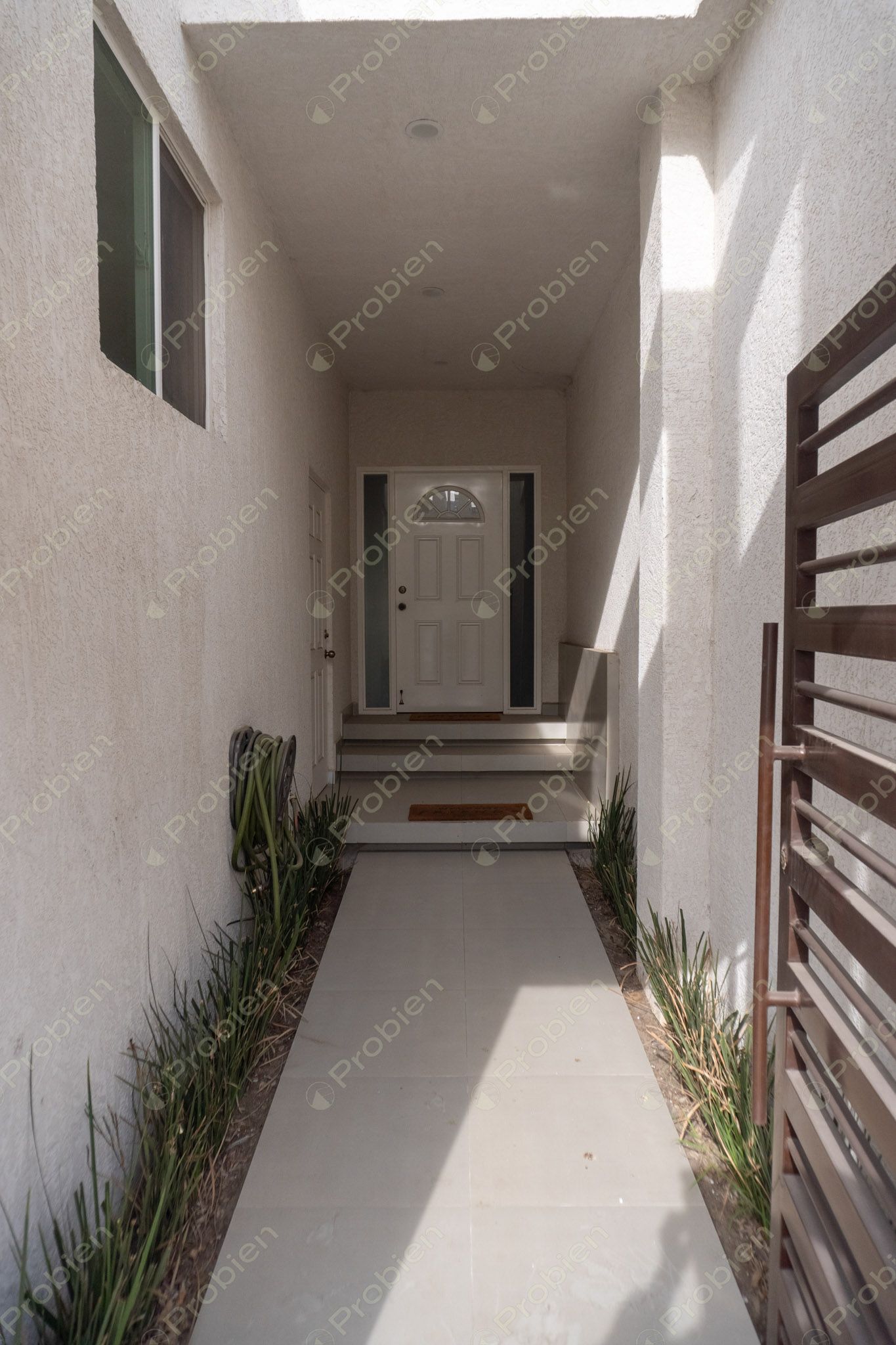 Casa en venta de 4 recámaras y 3 niveles en Terrazas de la Presa - Foto 2 de 54