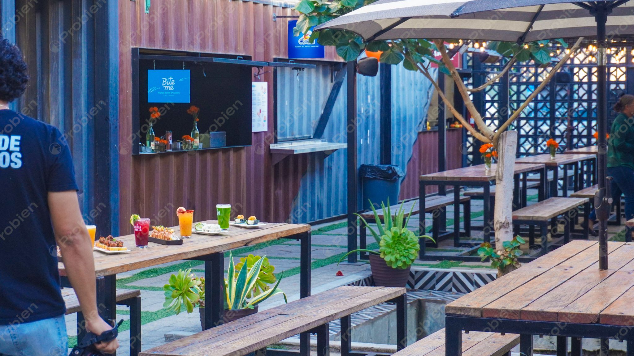 Traspaso de Negocio Mixto en Zona Río – Beer Garden, Food Court y Foro de Eventos - Foto 6 de 13