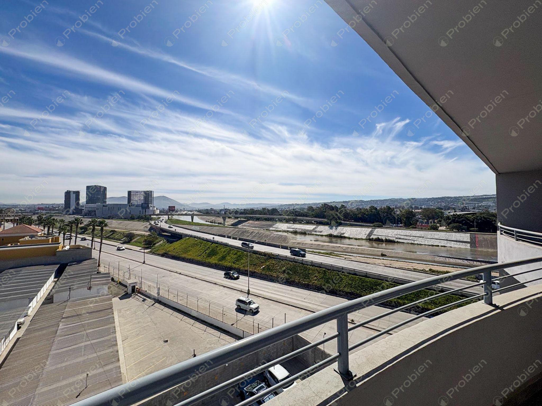 Departamento en venta en Magnolias con 3 recámaras y vista a Plaza Península en Tijuana - Foto 3 de 13