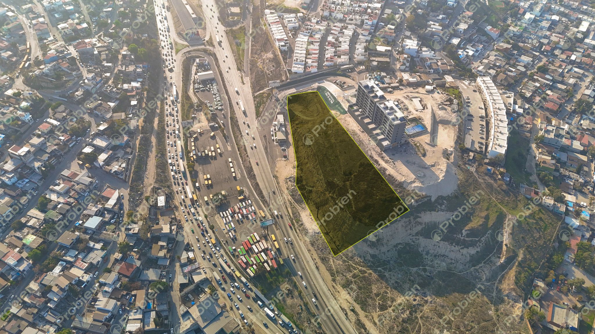 Terreno en Venta en Libramiento Sur - 1.1 ha con Potencial Residencial y Comercial - Foto 1 de 24